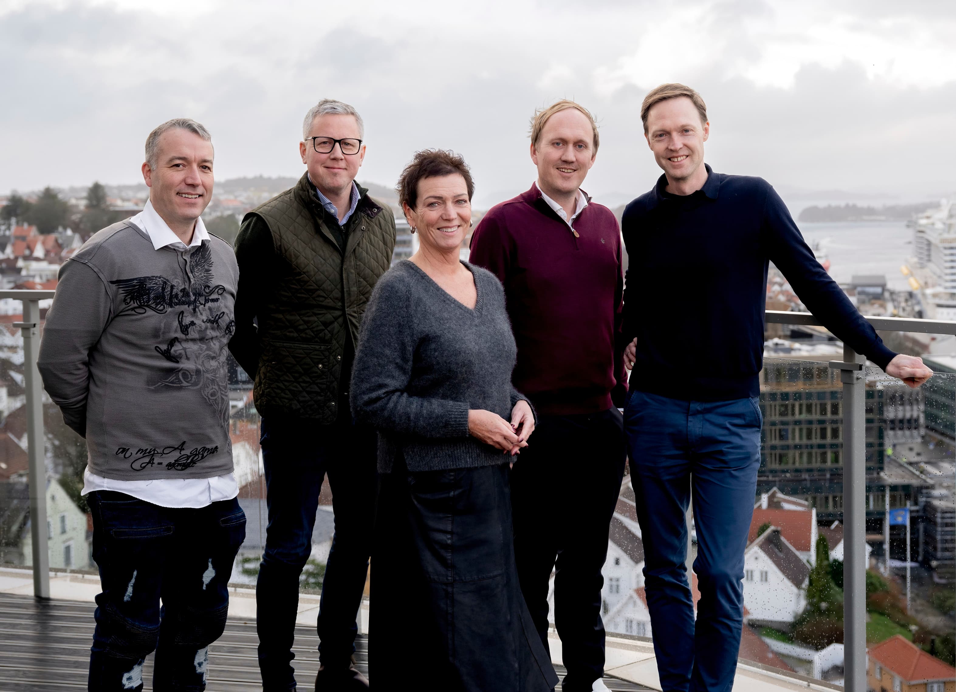 Representatives from Asp Data Center and Lyse standing together on a rooftop terrace in Stavanger